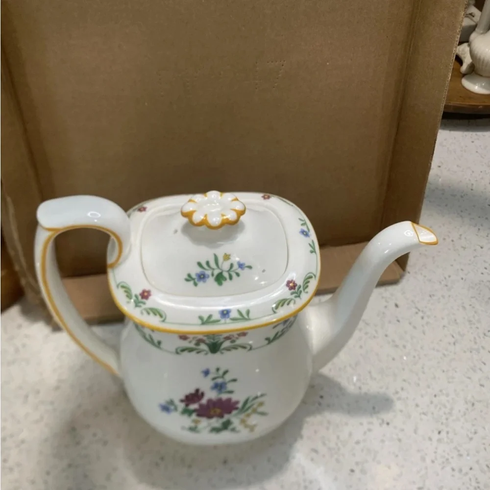 Wedgwood Charleston Coffee Pot‎ 1979-80 Discontinued